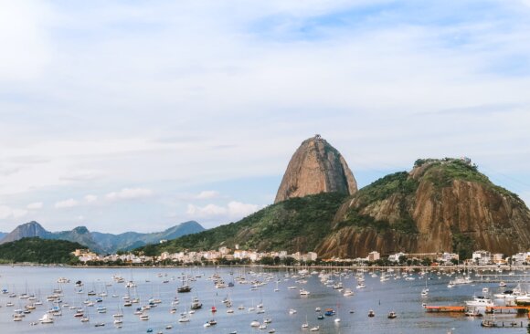 Indigenous communities, quilombolas, residents of urban peripheries, and isolated rural populations are most impacted by a lack of access in Brazil