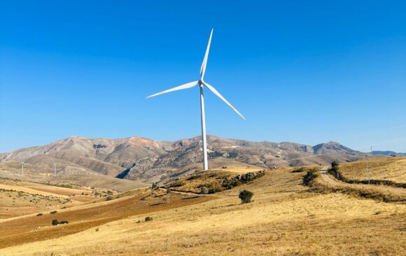 Spain 100_update Spain: The Status of Solar and Wind Energy